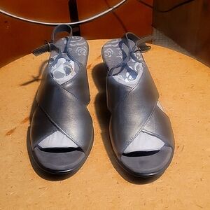 New with box sandals size 8 wide